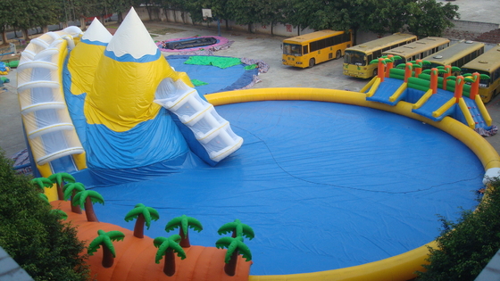Parque inflable del agua de la resistencia de la lona ULTRAVIOLETA del PVC con la piscina atada bien