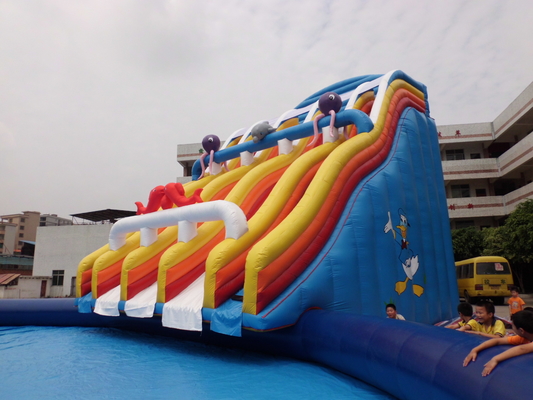 Toboganes acuáticos inflables gigantes del parque inflable al aire libre del tobogán acuático con la piscina
