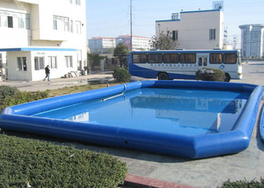 La piscina profunda inflable azul de los niños, grande sobre la tierra explota piscinas