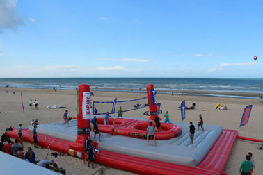 Los juguetes inflables enormes de la playa explotan la corte de voleibol con la impresión del logotipo