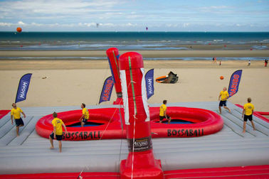 Los juguetes inflables enormes de la playa explotan la corte de voleibol con la impresión del logotipo