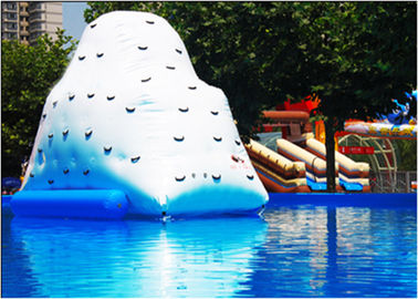 El agua inflable al aire libre juega la pared que sube flotante del iceberg inflable de la piscina