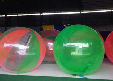 Los niños del diámetro los 2m del alquiler explotan la bola inflable del agua de los juguetes del agua que camina