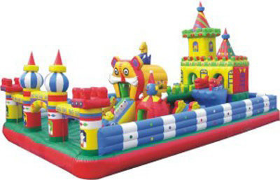 El parque de atracciones inflable del patio del niño del ODM explota el castillo