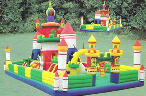 Parque de atracciones inflable de la puntada del Tripple que despide la carrera de obstáculos del castillo