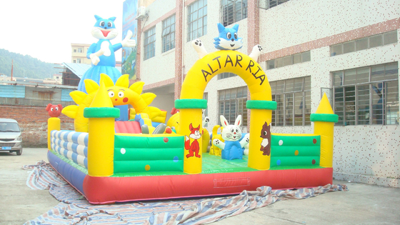 Castillo animoso de los niños inflables del parque temático de la lona de los juegos del patio