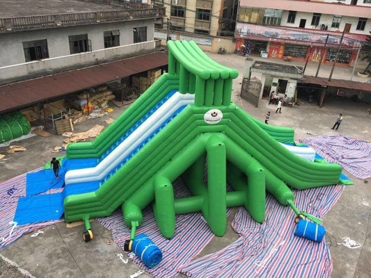 Gorila inflable multicolora de los toboganes acuáticos explotar el castillo combinado