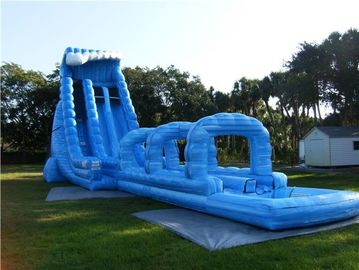 Resbalón inflable doble largo azul y diapositiva de los adultos gigantes con la piscina