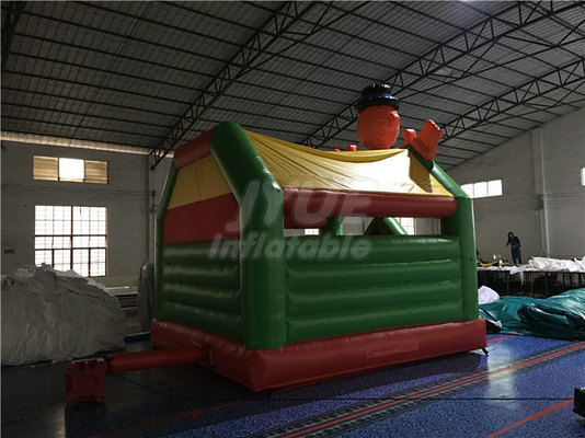 La gorila inflable del tema animal salta el castillo explota el partido de casa de la despedida