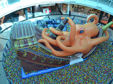 Parque inflable del agua del pulpo gigante interior del barco pirata con las bolas del hoyo para el centro comercial grande