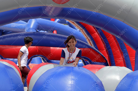 Caso comercial de Singapur Gran evento de 5 km de recorrido de obstáculos gigante inflable