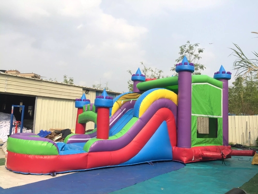 Casa de salto con tobogán y piscina
