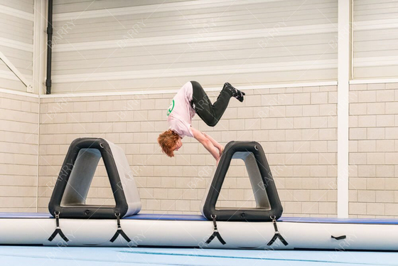 Curso de obstáculos de Parque de Trampolines a medida pista aérea niño guerrero ninja Parkour de obstáculos de aire