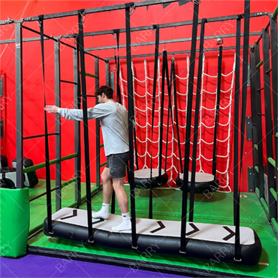 Jardín de juegos de interior Curso de obstáculos de guerreros ninja Inflables Parkour de obstáculos colgantes de 8 pies Puente aéreo