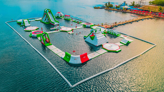 Zona de diversión de agua inflable resistente a los rayos UV con accesorios de soplador de aire
