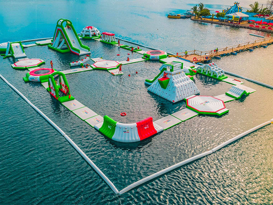 Zona de diversión de agua inflable resistente a los rayos UV con accesorios de soplador de aire