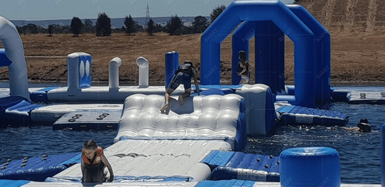Parque acuático flotante inflable emocionante y versátil 2 años de garantía