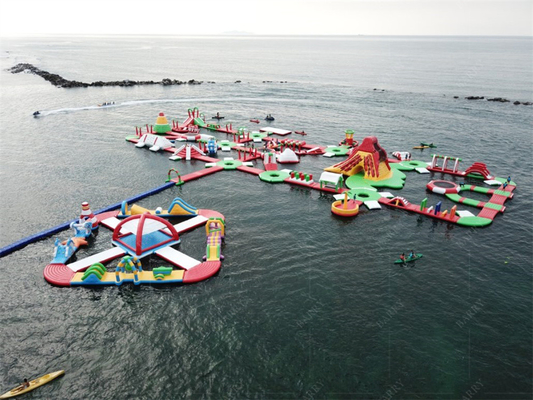 Parque acuático flotante inflables impermeable determinado por el tamaño y el rápido envío por aire