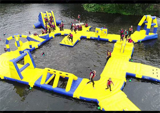 Parque acuático de PVC en el lago determinado por el tamaño para actividades grupales y diversión