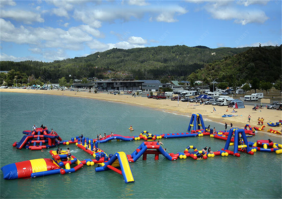 Parque de diversiones PVC inflables Parque acuático flotante determinado por el tamaño y hecho de material de PVC