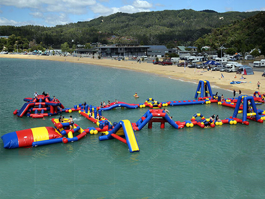 Parque de diversiones PVC inflables Parque acuático flotante determinado por el tamaño y hecho de material de PVC