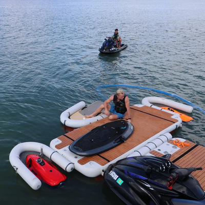 Muelle flotante inflable en forma de U para embarcaciones a motor Muelle de esquí a reacción inflable