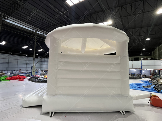Castillos hinchables interiores blancos de 5x4,5x4,5 m con cubierta, casas de salto inflables para bodas