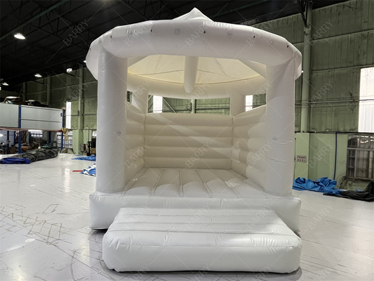 Castillos hinchables interiores blancos de 5x4,5x4,5 m con cubierta, casas de salto inflables para bodas