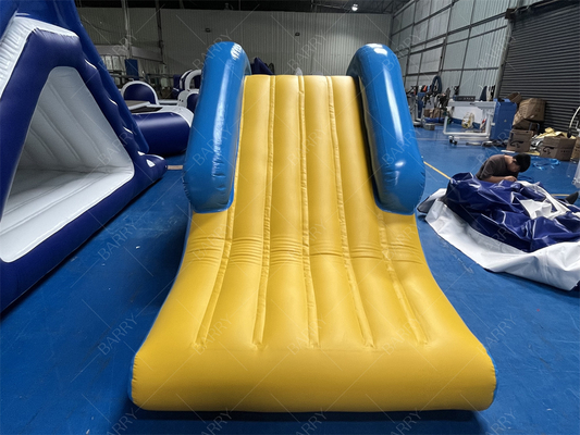 Tobogán de escalada y torre de agua inflable para lago, tobogán acuático flotante inflable de venta directa de fábrica para parque acuático
