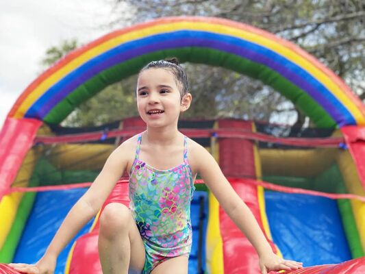 Gran color del arco iris deslizamiento de agua inflable con piscina para niños Gran deslizamiento inflable eventos de patio de juegos