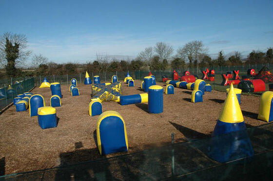 El tiro al arco inflable de las arcones de Paintball marca los obstáculos con etiqueta que tiran juegos