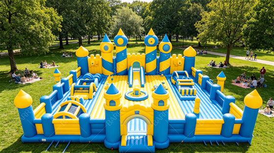 Combo de casa de salto inflable. Jardín infantil gigante con tobogán, campo de obstáculos y área de salto. PVC comercial para alquiler de fiestas, escuelas y festivales.