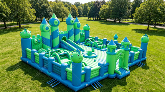 Combo de casa de salto inflable. Jardín infantil gigante con tobogán, campo de obstáculos y área de salto. PVC comercial para alquiler de fiestas, escuelas y festivales.