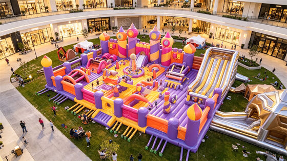 Castillo Púrpura Mágico Ciudad Inflable Divertida. Un recorrido de salto y obstáculos todo en uno con tobogán gigante. PVC comercial para lugares de alto tráfico y alquiler de fiestas.