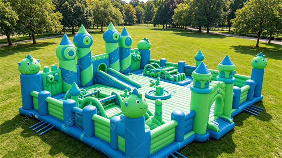 Castillo Púrpura Mágico Ciudad Inflable Divertida. Un recorrido de salto y obstáculos todo en uno con tobogán gigante. PVC comercial para lugares de alto tráfico y alquiler de fiestas.