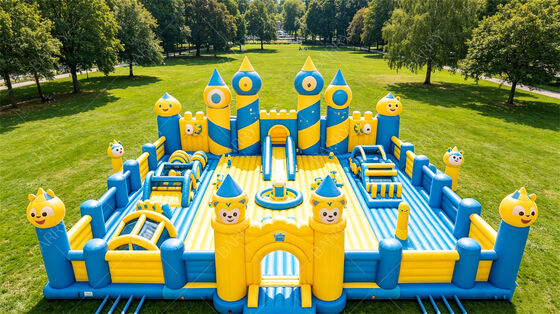 Castillo Púrpura Mágico Ciudad Inflable Divertida. Un recorrido de salto y obstáculos todo en uno con tobogán gigante. PVC comercial para lugares de alto tráfico y alquiler de fiestas.