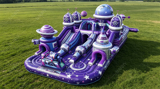 Parque de juegos inflables gigantes con temática de naves estelares púrpura Parque de aventuras espaciales todo en uno con triple tobogán PVC comercial para lugares de alto tráfico