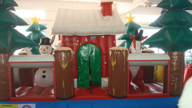 El gigante inflable de los productos de la publicidad del PVC explota la casa de Papá Noel para el niño
