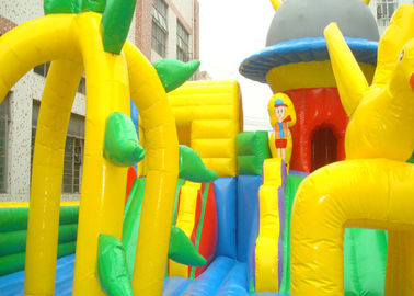 Castillo animoso inflable colorido modificado para requisitos particulares, patio inflable de los niños