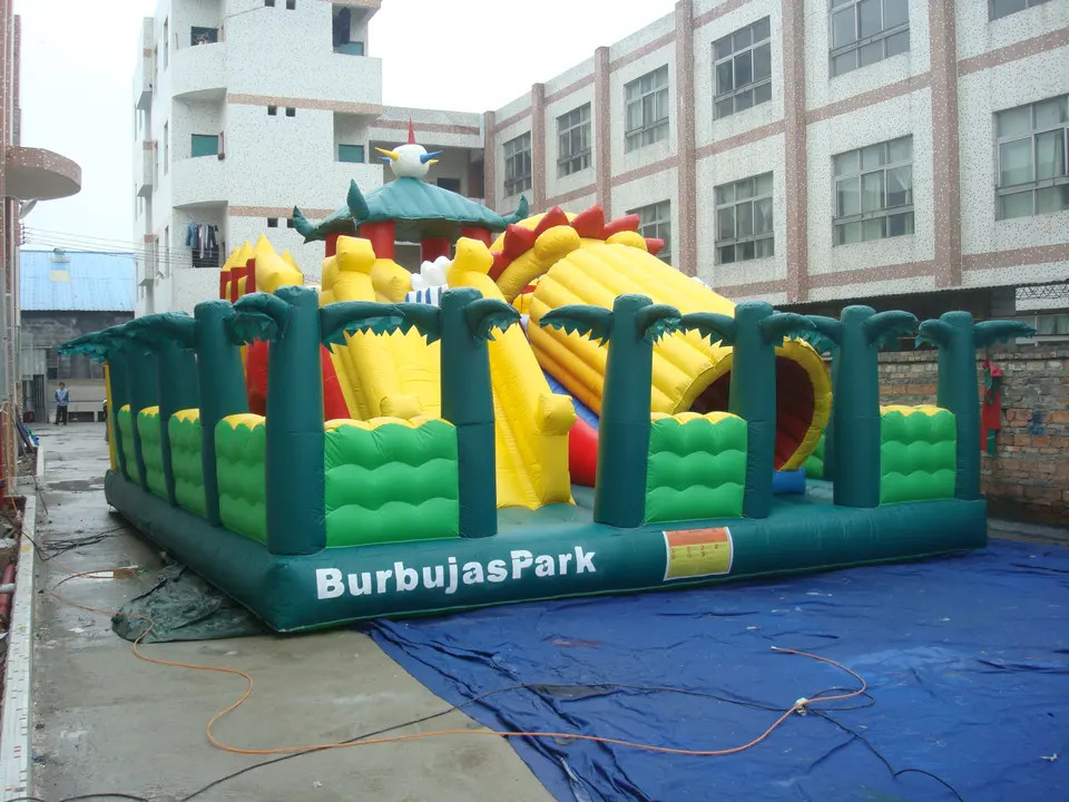 Parque de atracciones inflable portátil del mundo Niños al aire libre personalizados Patio inflable de aire