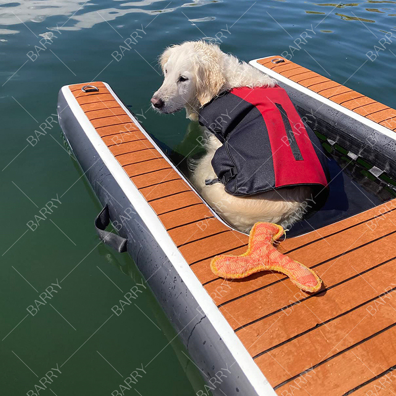 Tejido de punto de caída Eva Tamaño personalizado y bomba de aire Accesorio plegable rampa de agua inflada para perros para yates de muelle