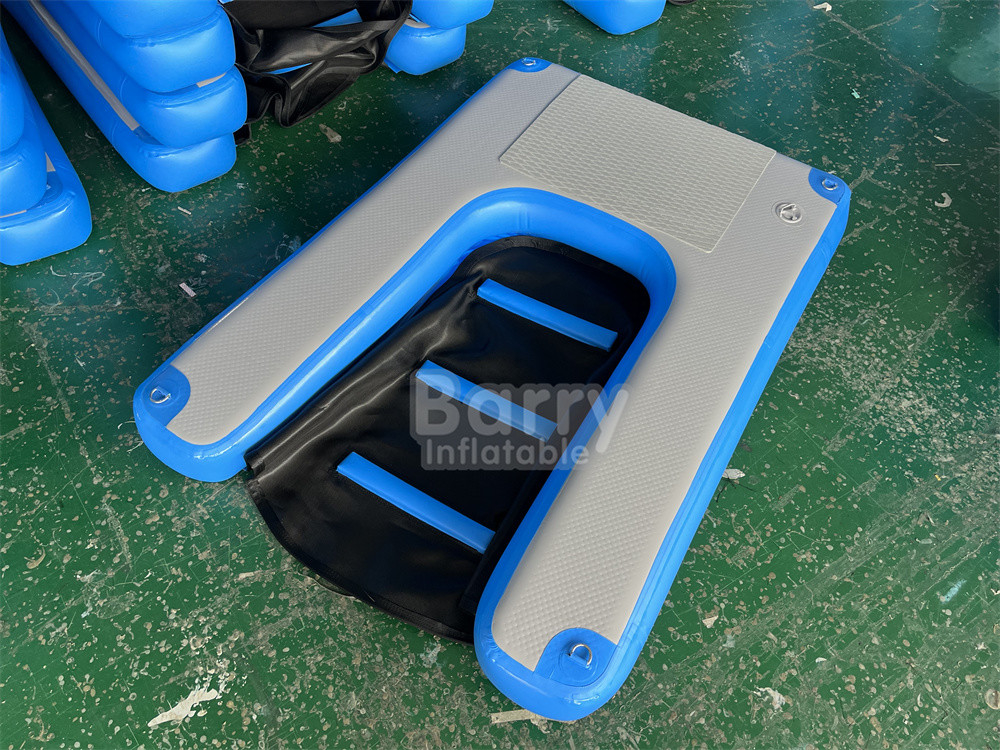 Ayuda a los perros a salir del agua con una rampa inflable para perros en la piscina
