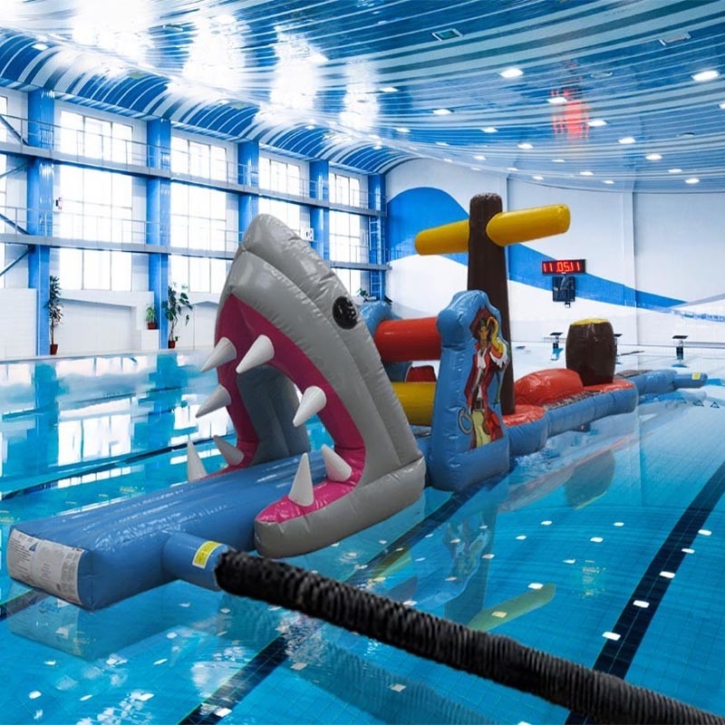 Curso de obstáculos inflable para diversiones acuáticas emocionantes en playas y piscinas
