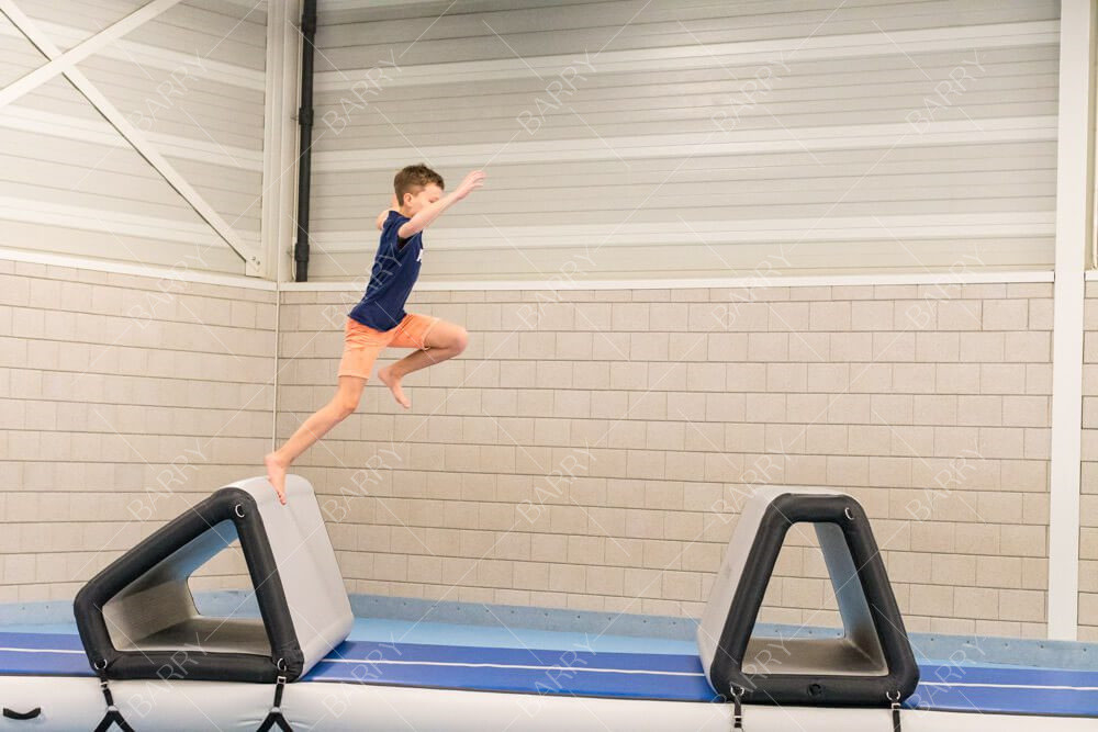 Curso de obstáculos de Parque de Trampolines a medida pista aérea niño guerrero ninja Parkour de obstáculos de aire