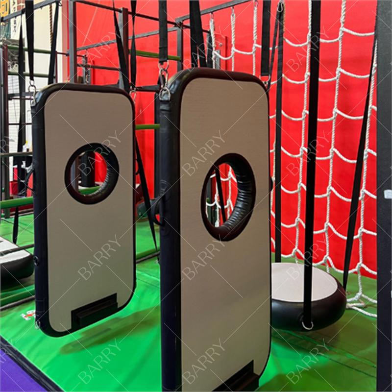 Casa de salto comercial Puerta de aire Ninja Warrior Equipo de campo de obstáculos flotante para adultos en interiores