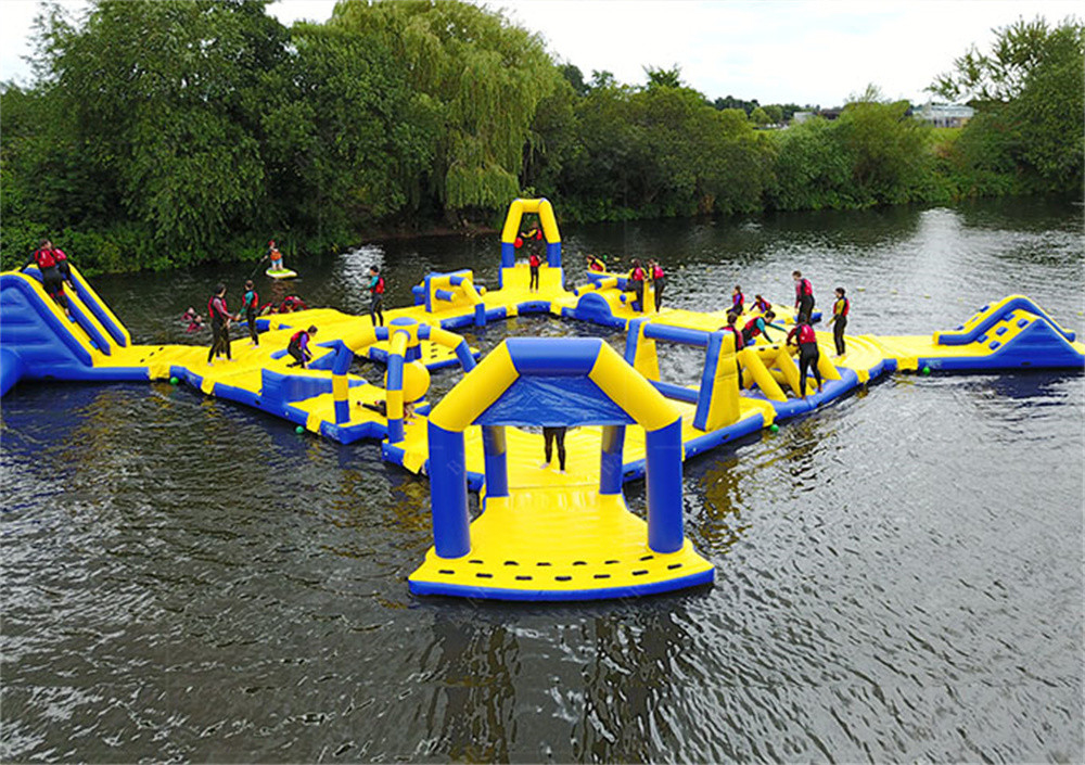 Parque acuático de PVC en el lago determinado por el tamaño para actividades grupales y diversión