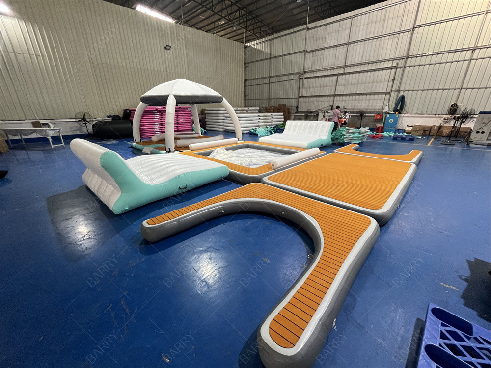 Juego de deportes acuáticos de lujo Inflatable Bana Plataforma de muelle inflable Fiesta de playa Bana Cabana flotante inflable
