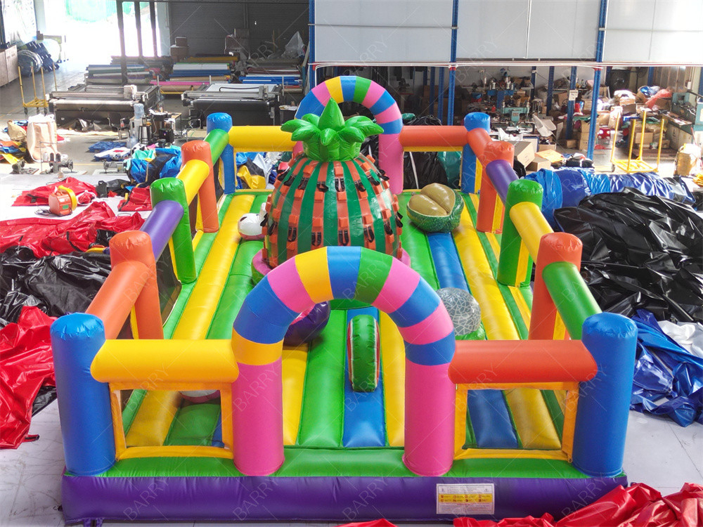 Curso de obstáculos comercial a medida Parque temático inflable de frutas con pared de escalada de piña para alquiler de fiestas