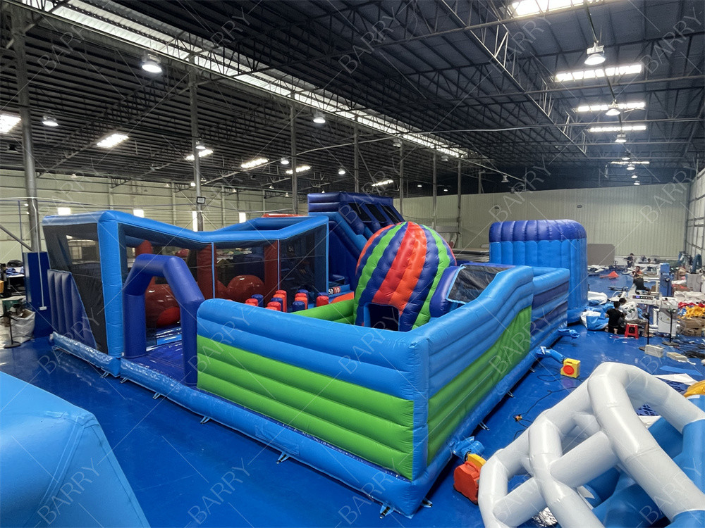 Parque temático comercial inflable con campo de obstáculos de bolas grandes Recreo de salto en el interior Jardín de juegos Disco Salto de baloncesto