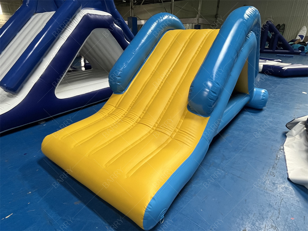 Tobogán de escalada y torre de agua inflable para lago, tobogán acuático flotante inflable de venta directa de fábrica para parque acuático